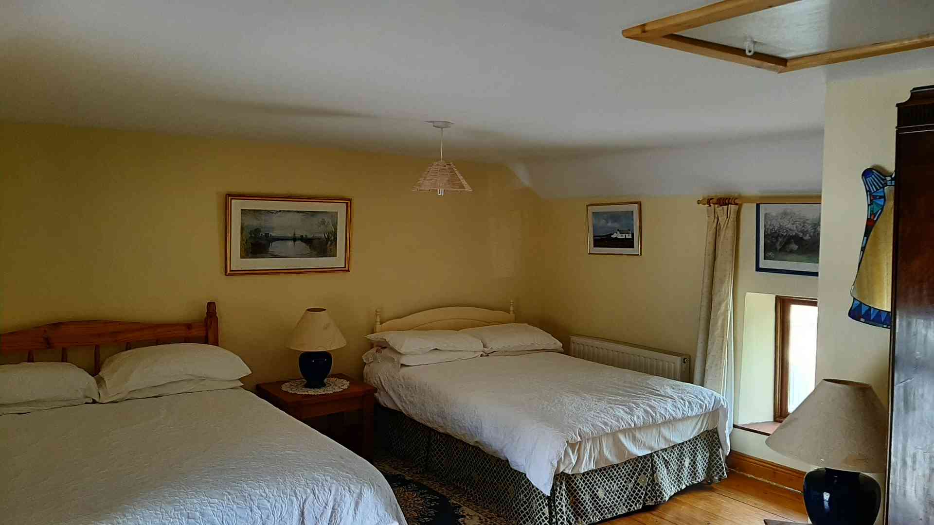 Twin bedroom in Dun Bride Townhouse