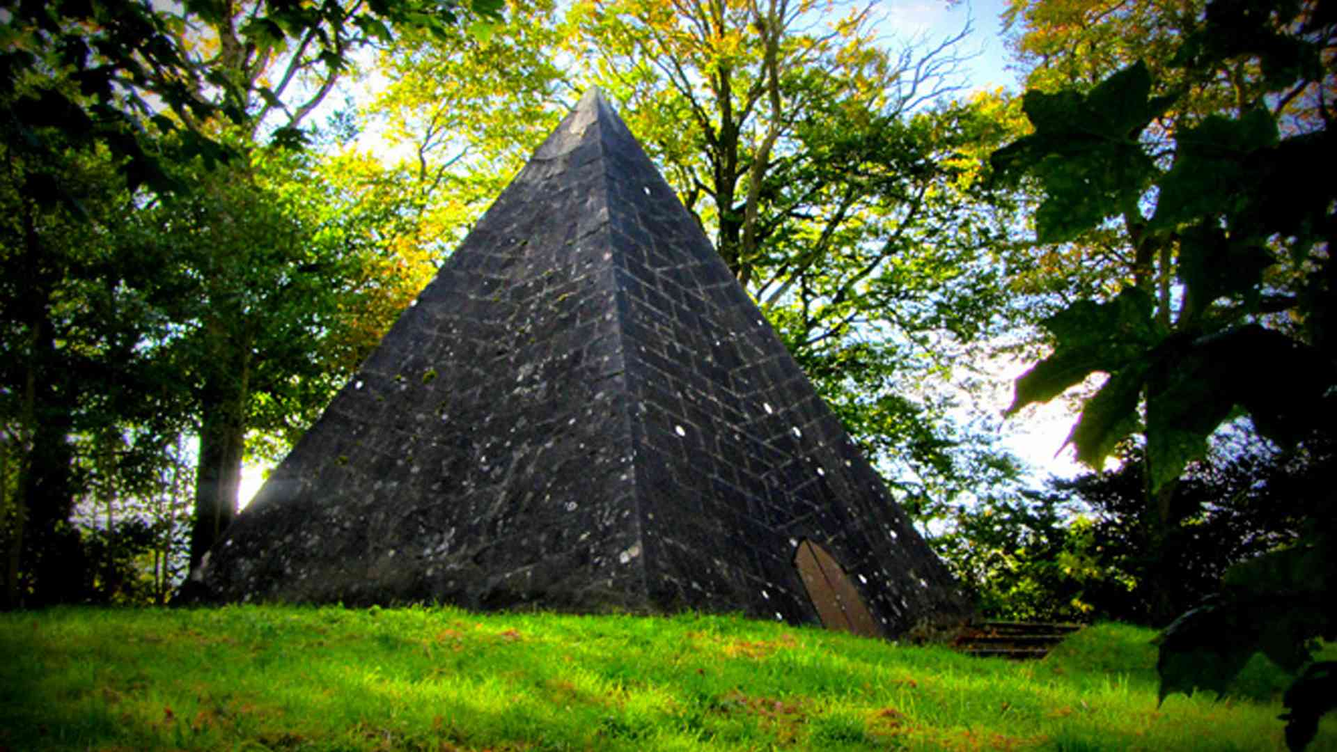 Kinnitty pyramid 